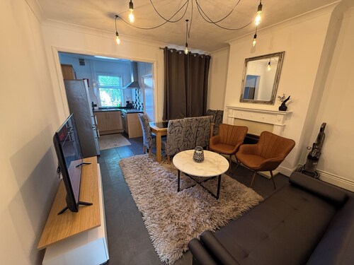 Modern 3BR Near Town • Families, Corporate & Contractors • Sleeps 10