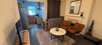 Modern 3BR Near Town • Families, Corporate & Contractors • Sleeps 10