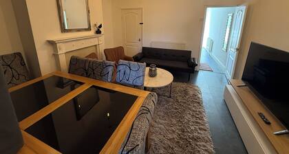 Cosy 3BR Home Near Town • Families, Corporate & Contractors • Sleeps 10