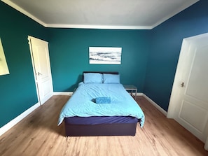 3 slaapkamers, een strijkplank/strijkijzer, gratis wifi, beddengoed