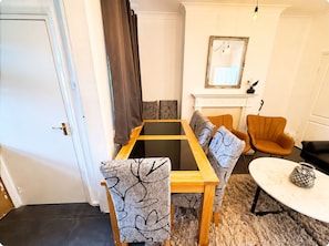 Interior - Spacious 3BR Home Near Town • Families, Corporate & Contractors pick • Sleeps 10 (Doncaster)