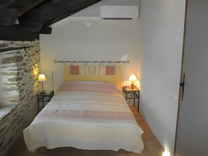 4 bedrooms, iron/ironing board, WiFi, wheelchair access