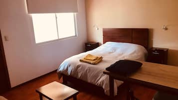 1 habitación, tabla de planchar con plancha, wifi gratis y ropa de cama
