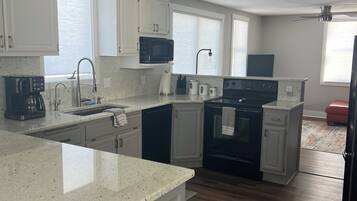 Mikrobølgeovn, ovn, kokeplater og oppvaskmaskin