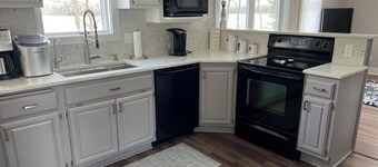 Beautiful lakeside cabin-private beach/lake access in Grand Rapids