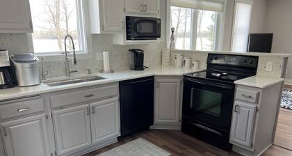 Beautiful lakeside cabin-private beach/lake access in Grand Rapids