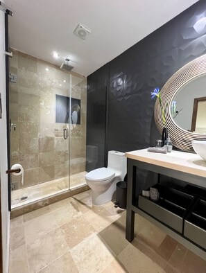SĂšche-cheveux, serviettes fournies, savon, papier toilette