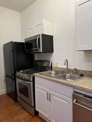 Private kitchen - Large fence yard, pet friendly (Colorado Springs)