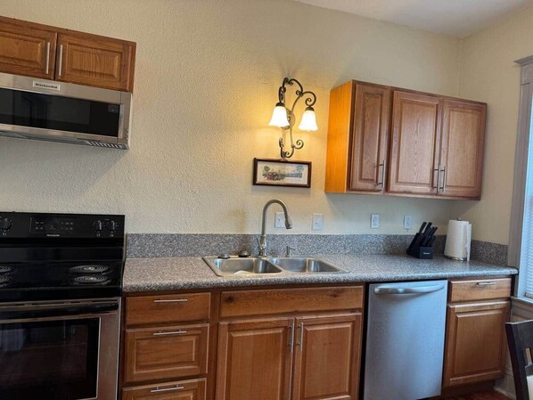 Private kitchen - Downtown, 5-bed, 3-bath, 3-level (Colorado Springs)