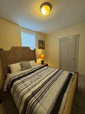 5 bedrooms, WiFi - Downtown, 5-bed, 3-bath, 3-level (Colorado Springs)