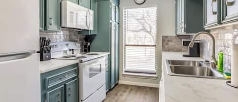 Jääkaappi, mikroaaltouuni, uuni, liesi