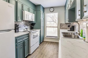 Kylskåp, mikrovågsugn, ugn och spishäll