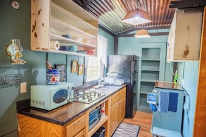 Refrigerador, microondas, placa de cocina, cafetera/tetera
