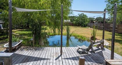 Charming Pondside tiny home in enjoyable Ingleside. Just minutes from the beach