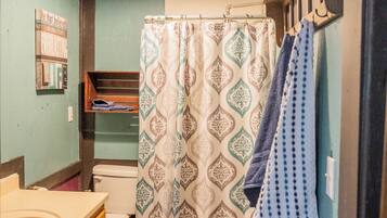 Dusche, Haartrockner, HandtĂŒcher, Seife