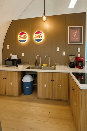 Réfrigérateur, four à micro-ondes, surface de cuisson, cafetiÚre-théiÚre