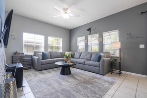 Una televisión, un futbolín