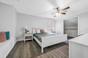 4 bedrooms, iron/ironing board, Internet, bed sheets