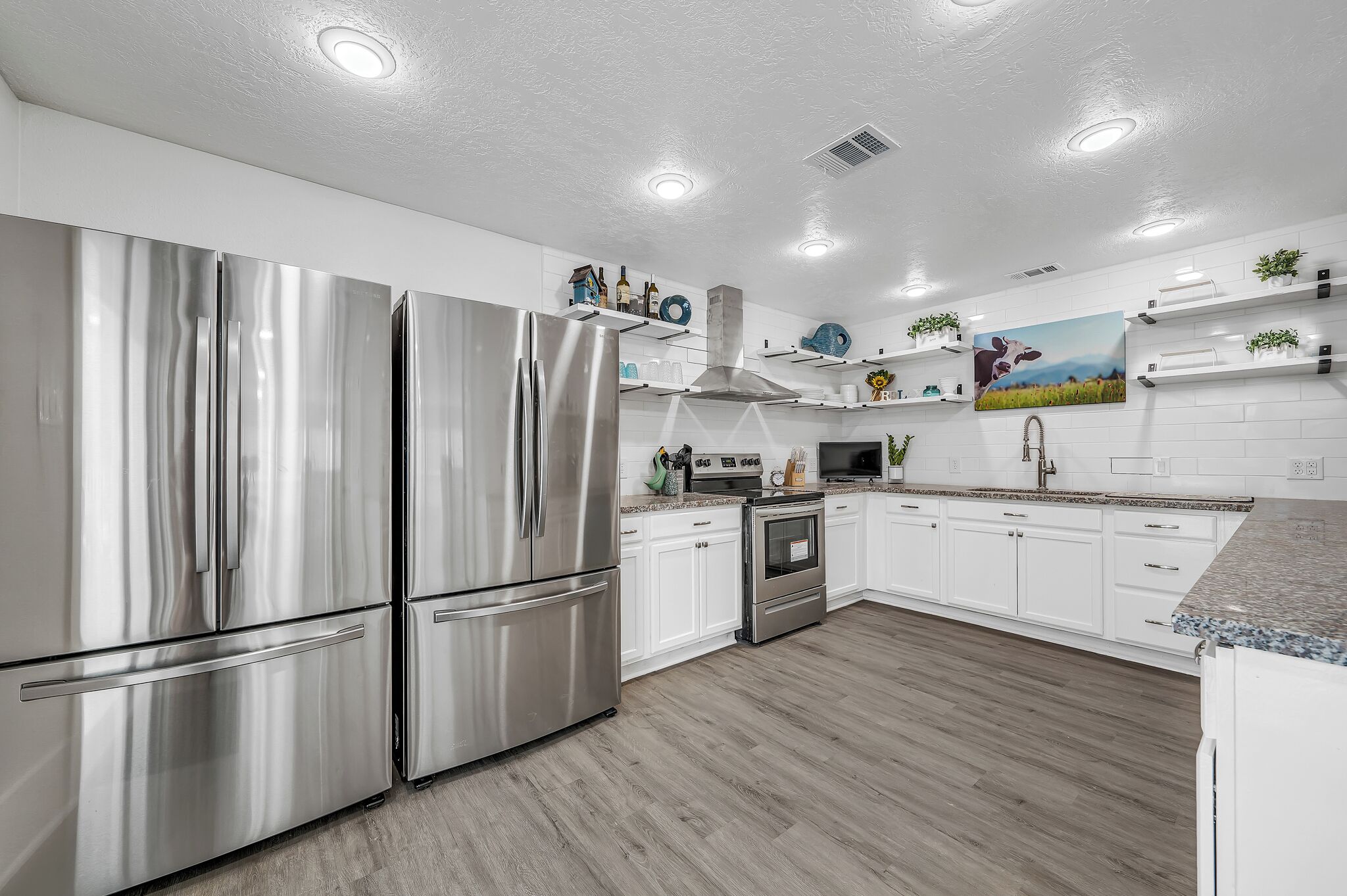 Een microgolfoven, een oven, een kookplaat, een vaatwasser