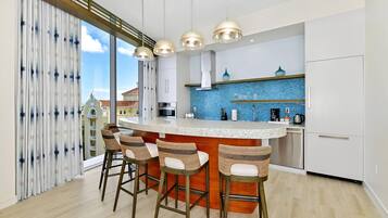 Réfrigérateur, plaque de cuisson, lave-vaisselle, cafetière/bouilloire