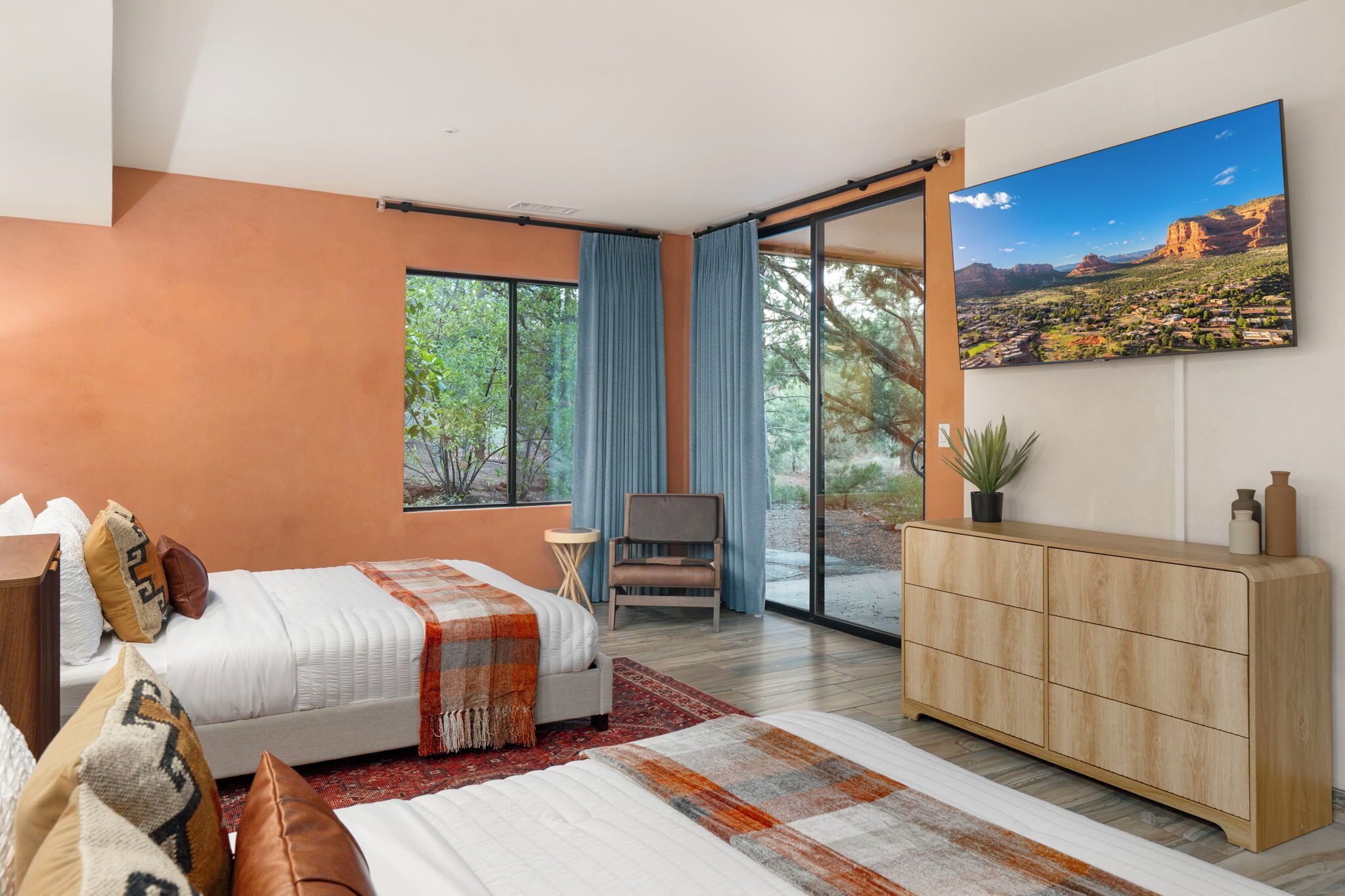 5 habitaciones, tabla de planchar con plancha y cuna de viaje 