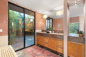 Shower, jetted tub, hair dryer, towels - Bella Vista I Private I Pool+Spa+Sauna I Game Rm I Trail Access I Sleeps 16! (Sedona)