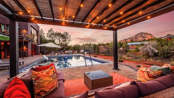 Alberca al aire libre y alberca climatizada