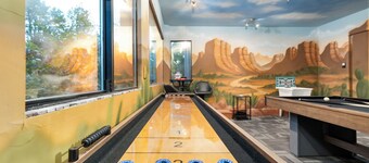 NEW! Bella Vista Private I Spa I Game Rm I Rock View I Trail Access I Sleeps 16!