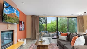 Smart TV, chimenea, videojuegos y futbolito