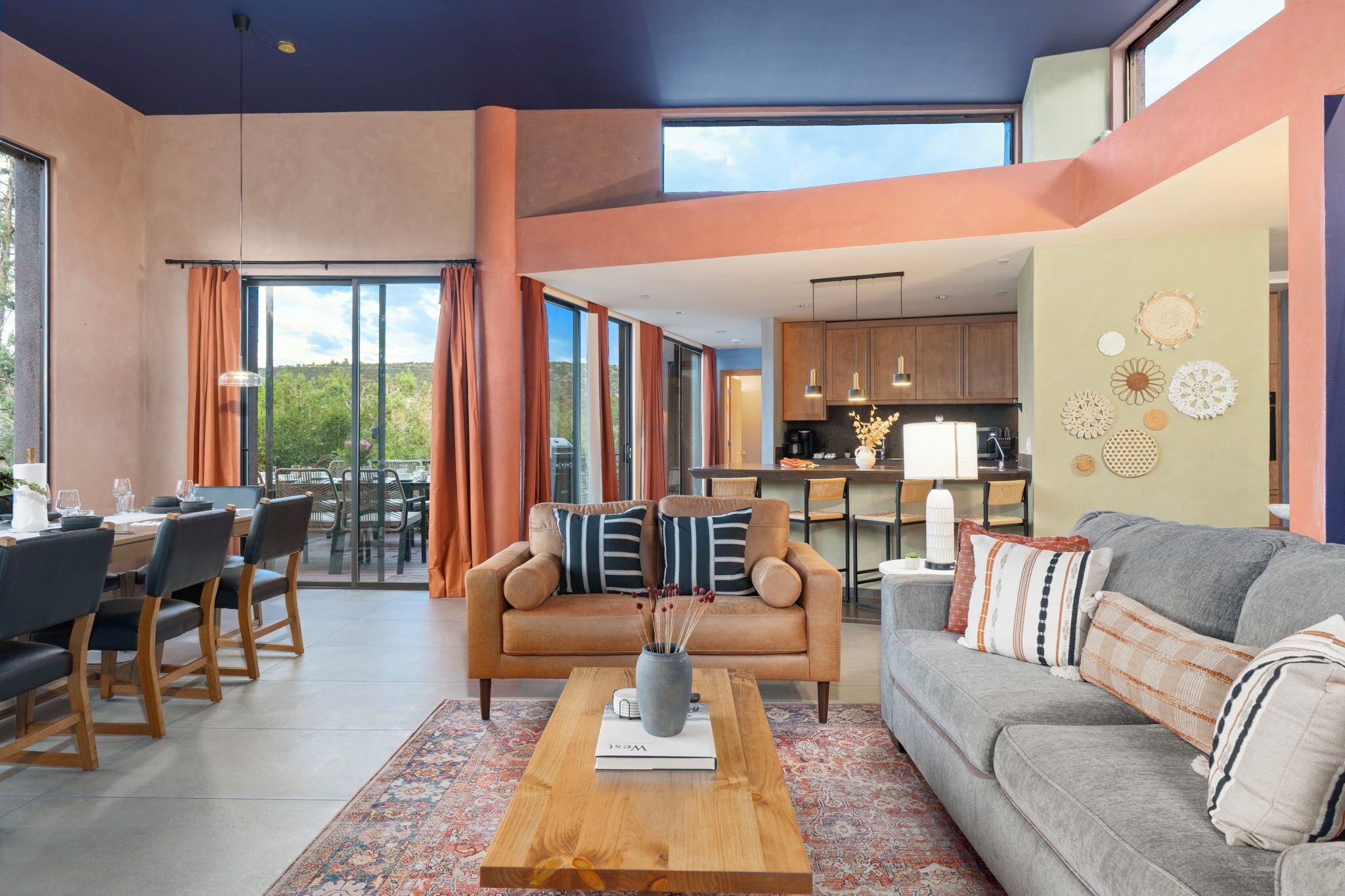 Smart TV, chimenea, videojuegos y futbolito 