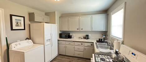 Geladeira, micro-ondas, fogão, cooktop