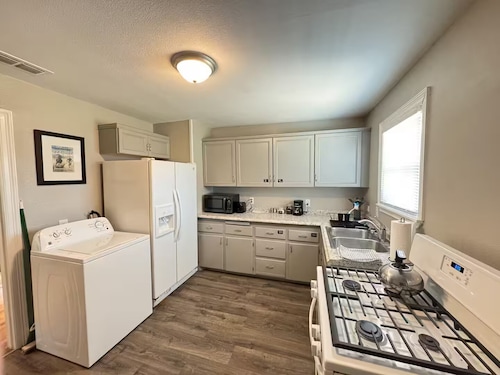 The Pedal Pad - 3 BED / 1 BATH @ central location