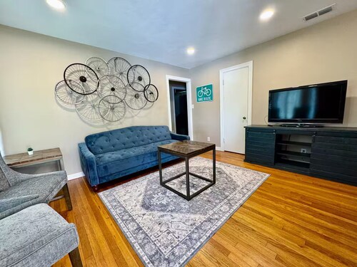 The Pedal Pad - 3 BED / 1 BATH @ central location