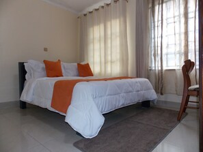 8 bedrooms, iron/ironing board, WiFi, bed sheets - Spacious 8-bedroom house in delightful Pridelands with fitness room (Pridelands)