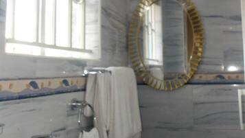 Serviettes fournies, savon, papier toilette