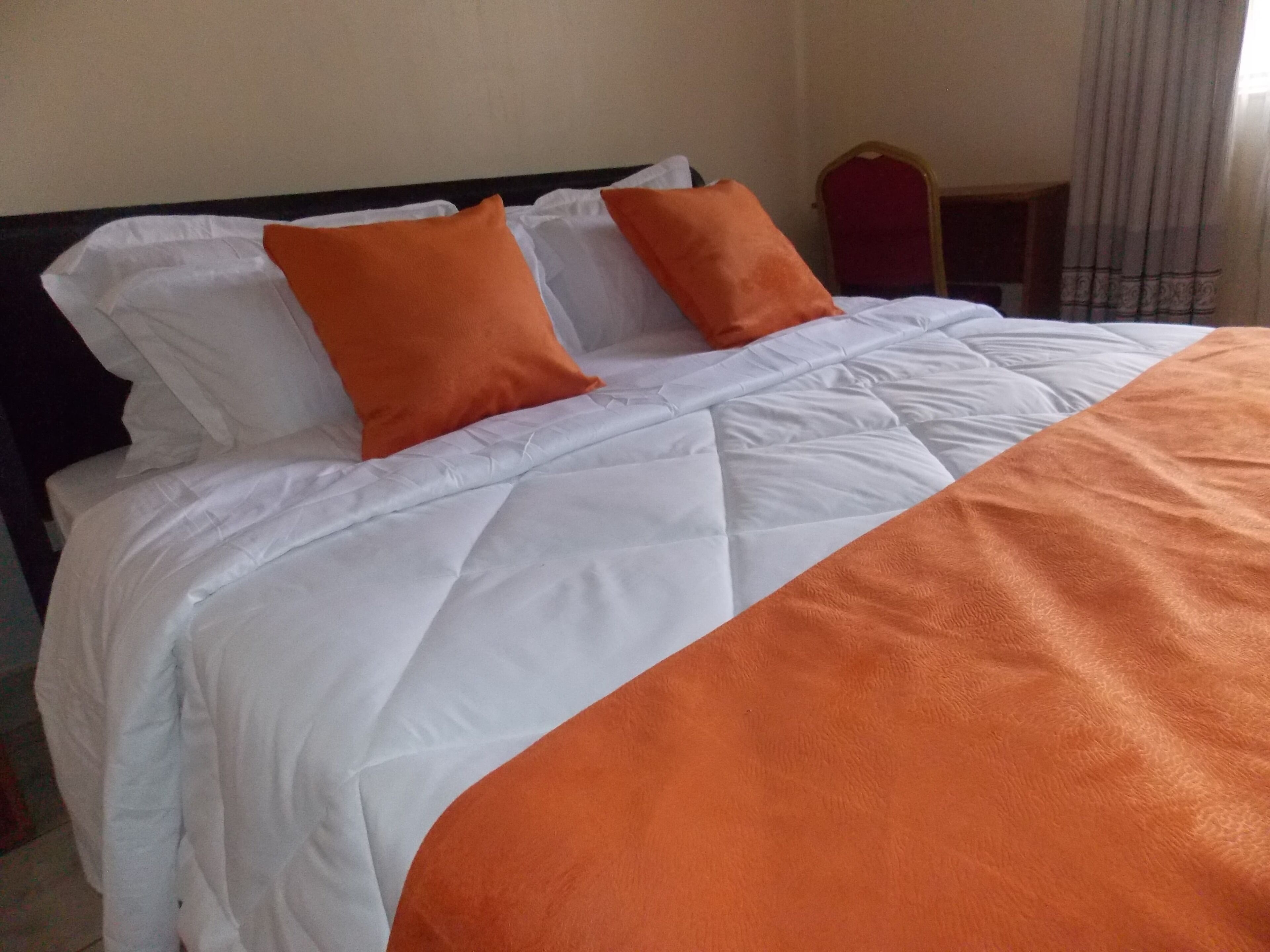 8 bedrooms, iron/ironing board, WiFi, bed sheets