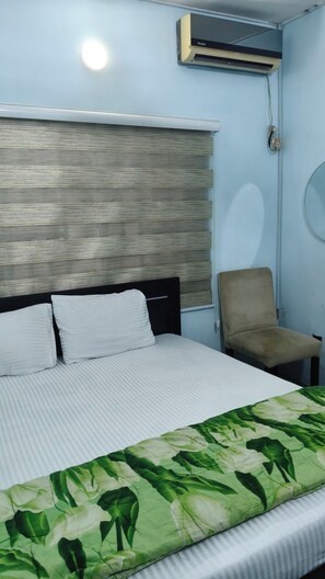 Standard Double Room | Desk, laptop workspace, free WiFi - Oasis Place (Port Harcourt)