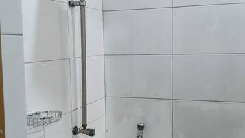 Standard-Doppelzimmer | Badezimmer | Dusche, Handtücher, Seife, Toilettenpapier