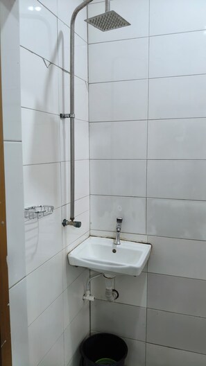 Standard Double Room | Bilik Mandi | Pancuran mandi, tuala disediakan, sabun, tisu tandas 