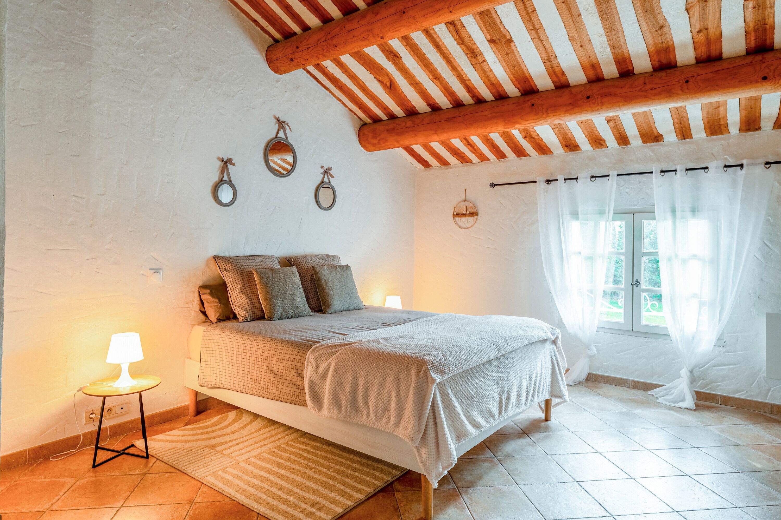 1 habitación, tabla de planchar con plancha, wifi y ropa de cama 