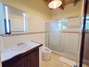 Dusche, Handtücher, Seife, Toilettenpapier