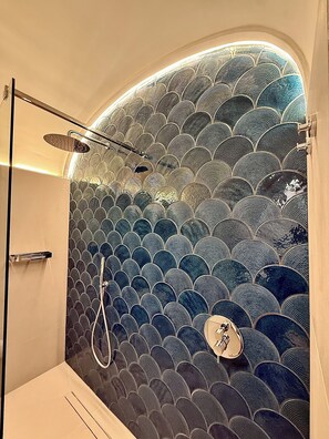 Superior Apartment | Bathroom | Shower, hair dryer, towels, soap