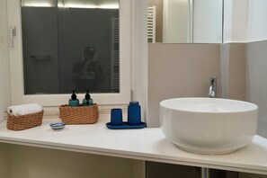 Superior Apartment | Bathroom | Shower, hair dryer, towels, soap