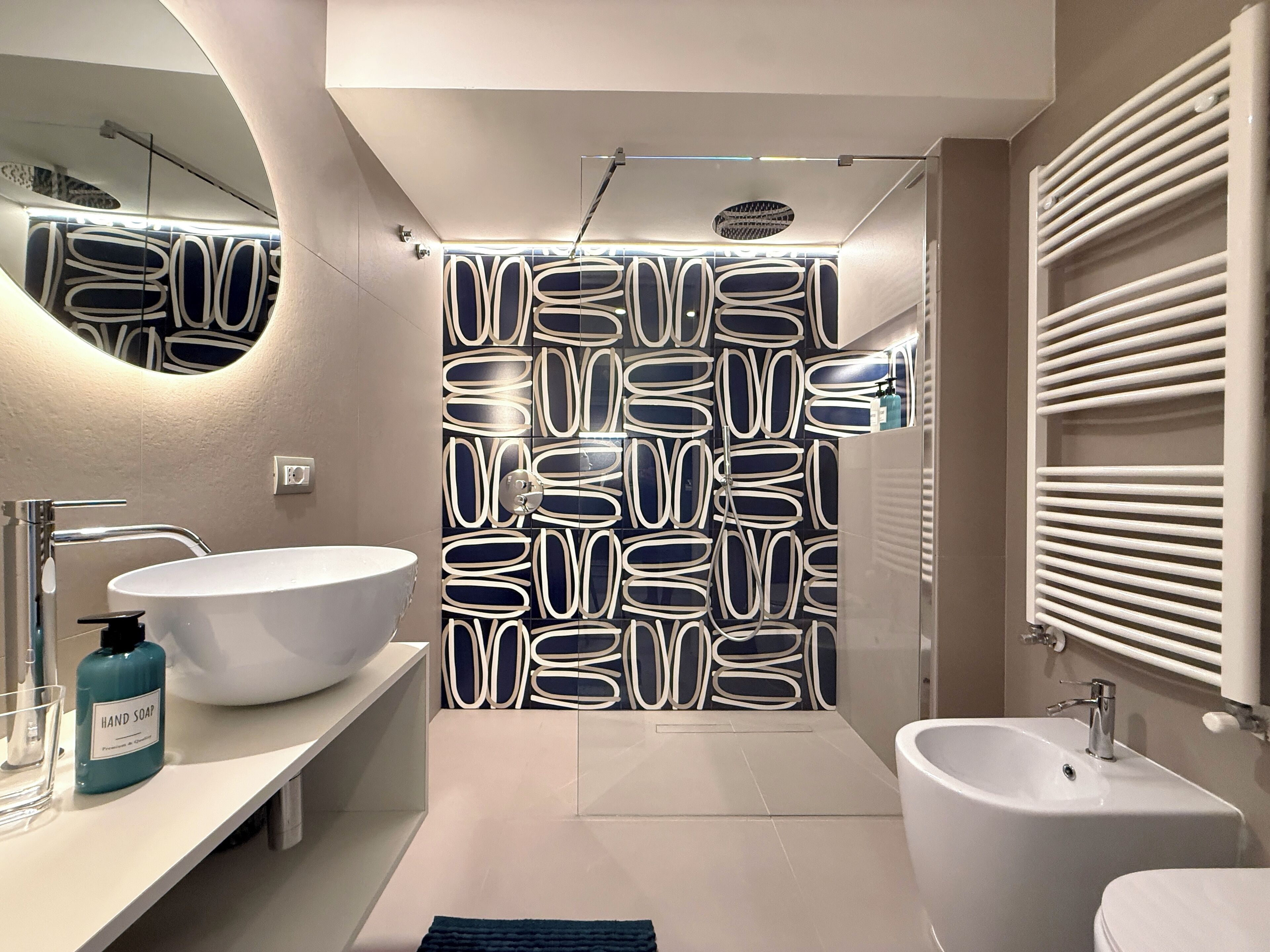 Exclusief appartement, uitzicht op tuin | Badkamer | Een douche, een haardroger, handdoeken, zeep