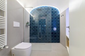Apartamento superior | Banheiro | Chuveiro, secador de cabelo, bidê, toalhas de banho