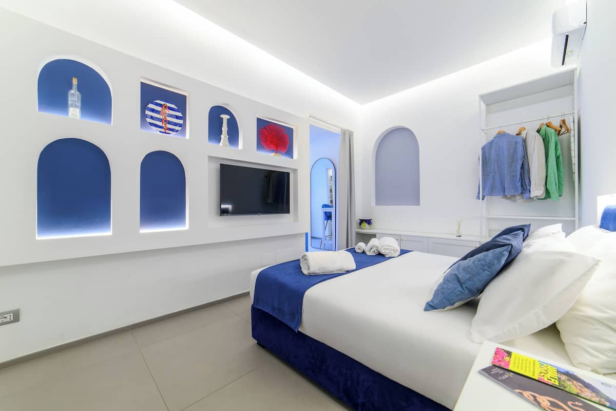 Exclusief appartement, uitzicht op tuin | Een laptopwerkplek, verduisterende gordijnen, geluiddichte muren