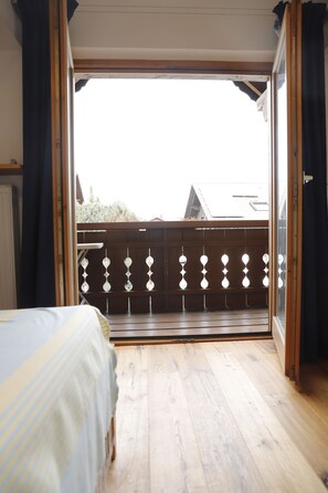 2 bedrooms, iron/ironing board, Internet, bed sheets