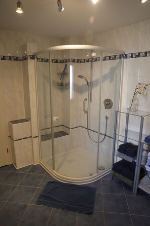 Shower, hair dryer, towels, soap - Your next vacation apartment for a fantastic vacation in the middle of Pfaffenwinkel (Peißenberg)