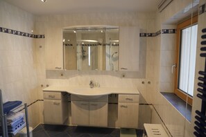 Shower, hair dryer, towels, soap - Your next vacation apartment for a fantastic vacation in the middle of Pfaffenwinkel (Peißenberg)