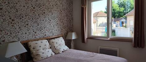 2 chambres, fer et planche à repasser, Wi-Fi, draps fournis